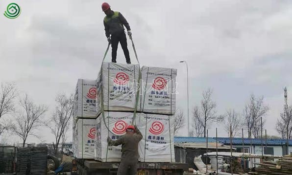 呼和浩特_石家莊工地建筑模板木方到貨卸車(chē)